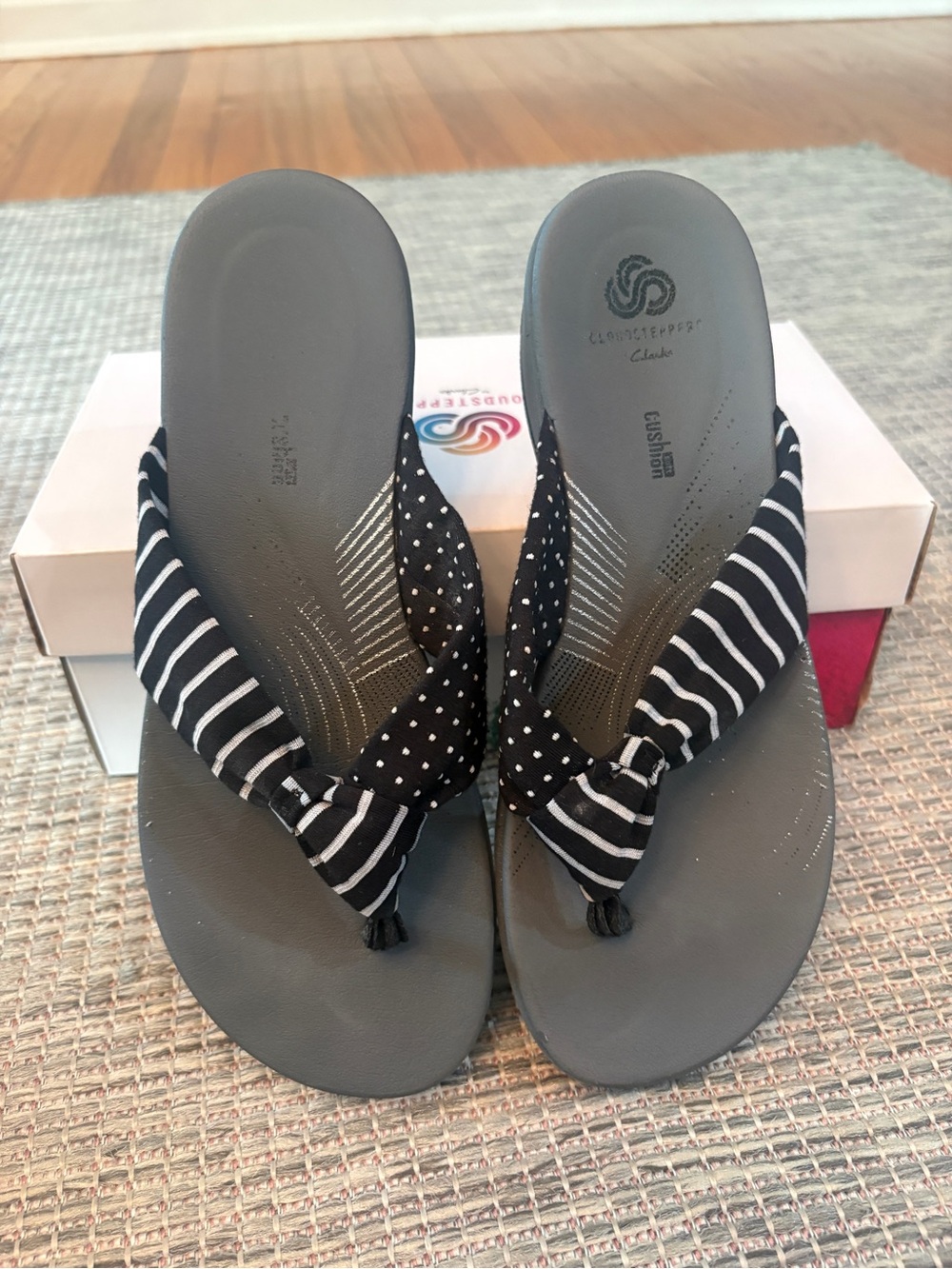 Cloudsteppers by Clarks Arla Gilson Black Print Flip Flops